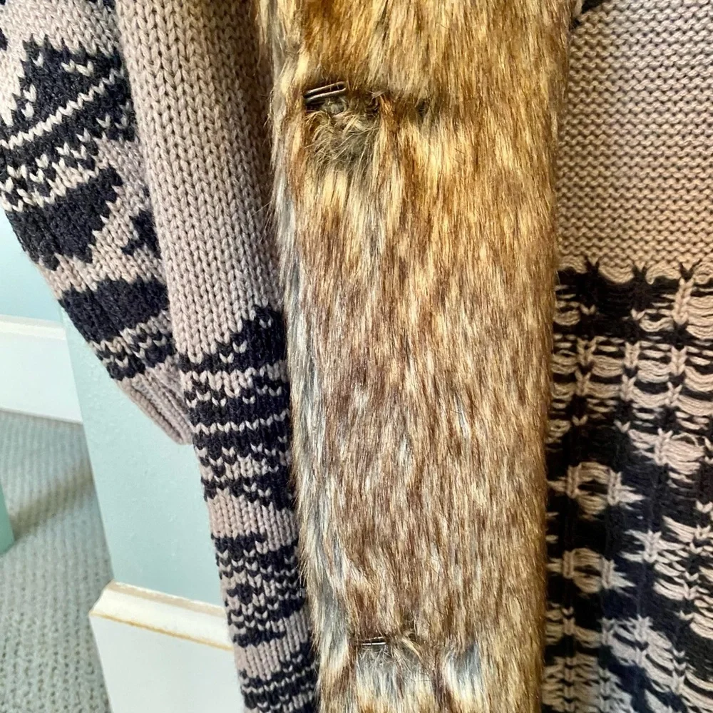 Forever 21 - Faux Fur Knitted Sweater - In great condition!